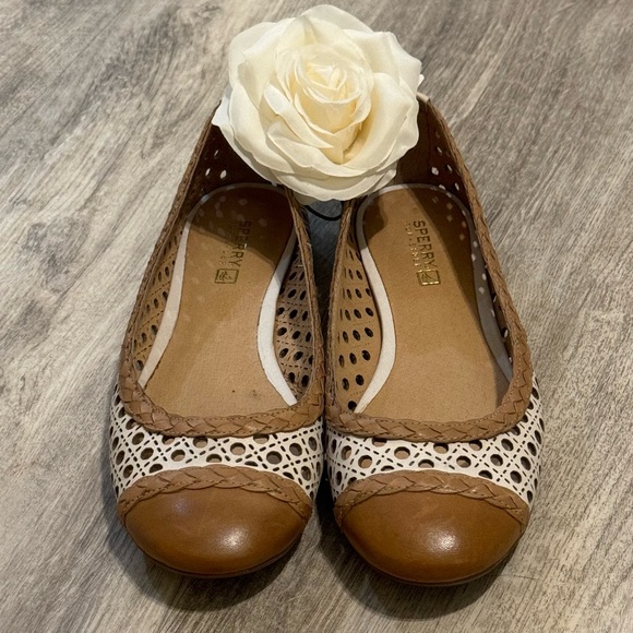 Sperry Top Slider Laser Cut Leather Ballet Flats White & Tan SZ 7 EUC WORN ONCE - Picture 2 of 11